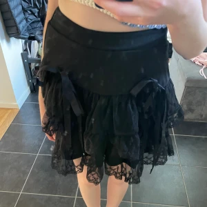 Kjol med rosett dekoration - En helt oanvänd* fin svart kjol. Tänkte använda på guts tour men hittade en annan i sista sekunden.⭐️ Säljs eftersom att den inte kommer till användning. storlek XS/, men skulle passa dig som har XXS!! Nypris: 120:- Hör av dig med frågor!!💗