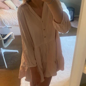 Rosa Zara Klänning - (Bild 2 och 3 är lånade) Säljer denna supersöta klänningen från Zara! Användt ca 2 gånger, alltså fint skick! Finns ej kvar att köpa på Zara men nypriset var 399. Kontakta mig vid intresse! Priset kan diskuteras❣️