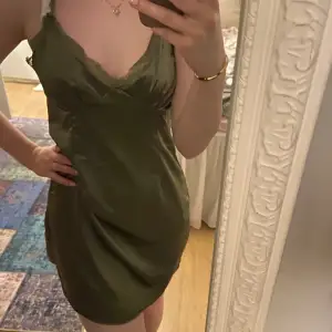 Grön satin klänning köpt för 2 år sedan men endast använd 1 gång