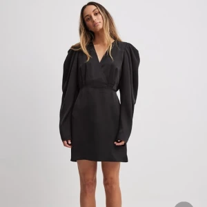 Svart klänning - Helt ny klänning från NA-KD, axelvaddar som ser superfint ut på. Vid snabb affär kan priset sänkas!