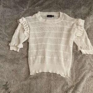 Söt topp - Säljer nu denhär jättesöta tröjan från Kappahl eftersom den knappt har används💞 inga defekter förekommer 