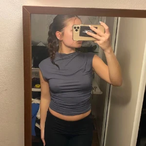 Gina tricot - Säljer denna trendiga toppen från gina tricot, aldrig använd! Prislapp kvar❣️ // använd gärna köp nu!