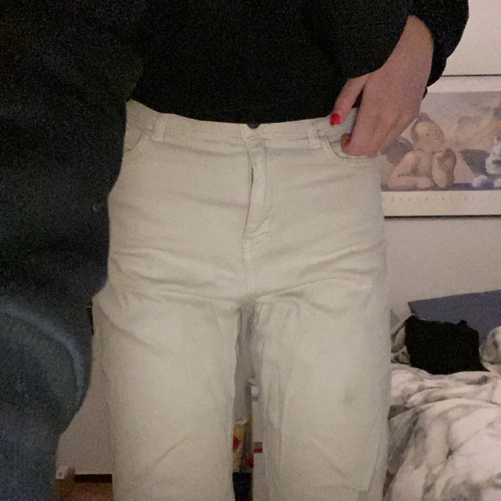 Ett par beiga jeans, lite korta på mig eftersom jag är över 1,70cm lång. Det finns en liten fläck på benet som syns på bild 3 men det går bort i tvätten.. Jeans & Byxor.
