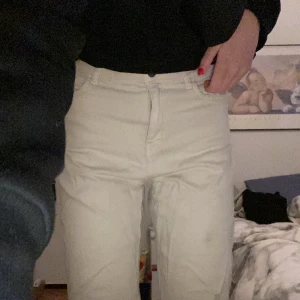 Beige jeans - Ett par beiga jeans, lite korta på mig eftersom jag är över 1,70cm lång. Det finns en liten fläck på benet som syns på bild 3 men det går bort i tvätten.