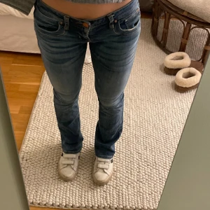 Ltb Jeans - Säljer nu mina Ltb jeans i modellen Valerie! De är low waist med bootcut och med en supersnygg tvätt. De är i storlek W26 och L32, de passar mig perfekt som har strl 34, de är även mycket stretchiga. Köpta för 800 kr. Hör av er om ni är intresserade❤️