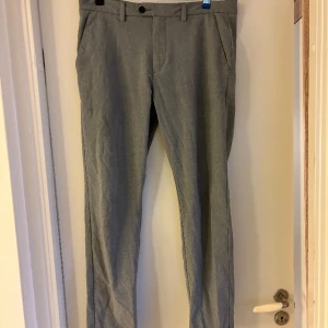 Kostymbyxor Jack&Jones Grå - Grå kostymbyxor i storlek 33/32. Bra skick.