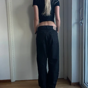 SWEETSKTBS-jeans - Svarta baggy jeans från märket SWEETSKBTS 🖤 Liten slitning vid byxbenen men annars jättebra skick och knappt använda 🖤 För referens är jag 163cm och byxorna passar bra i längden 🖤