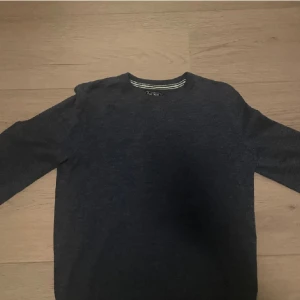 Mörkblå/grå Tröja - Säljer denna mörkblåa tröja ifrån East West, eftersom den inte används. Storleken är M och den i väldigt bra skick. 80% Bomull