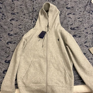 Ralph lauren zip grå - Jag säljer denna zip hoddie för att den var för liten för mig, den är storlek M, helt ny med lapparna kvar, kan gå ner i pris vid snabb affär 