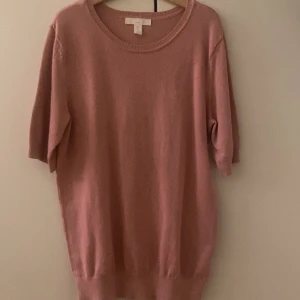 Stickad T-shirt  - Supersöt stickad tshirt från hm. Säljer då den inte används!!💗