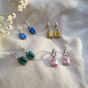 Sterling silver 925 örhängen med kubisk (BLÅ)zirkonia  - Helt nya  Mycket söt och högkvalitativa örhängen  av sterling silver 925 med kubisk Blå zirkonia 