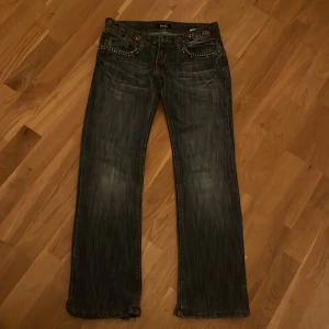 jeans - super snygga jeans ifrån dolce gabbana, storlek 27/32 men väldigt liten i storleken så skulle säga att det är 25/30 istället, aldrig använda då de var för små🥰mått: midja: 35cm innerbenslängd: 68❤️ återkommer med bild på!! köpta för 900kr❤️