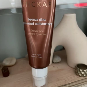 Hickap bronz glow!!⭐️ - Säljer denna sjukt fina produkt från HICKAP, som verkligen har allt i ett! Den ger SJUKT fint bronzigt glow som även är priming moisturizer!!😍Typ som bronzi drops! Använd ca 3 ggr! PASSA PÅ‼️ säljer pga Kmr it t användning💕perfekt innan smink för glow