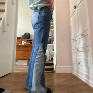 Säljer dessa blåa ivy jeans med unika detaljer som jag sytt själv, vilket gör de helt unika.  Säljer endast vid bra bud då jag älskar de så mycket. Är perfekt långa på mig som är 160 och är stretchiga. Nypris ca 1200 kr