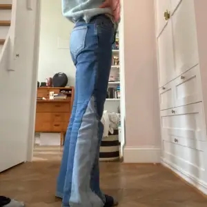 Säljer dessa blåa ivy jeans med unika detaljer som jag sytt själv, vilket gör de helt unika.  Säljer endast vid bra bud då jag älskar de så mycket. Är perfekt långa på mig som är 160 och är stretchiga. Nypris ca 1200 kr