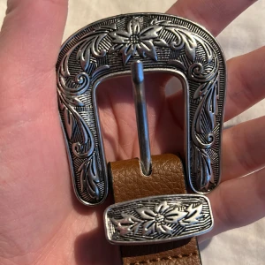 Bälte  - Sååå fint bälte som passar storlek M och uppåt ❤️ är i jättebra skick och har såå vackra detaljer! Köpt på second hand för 229 kr 🫶