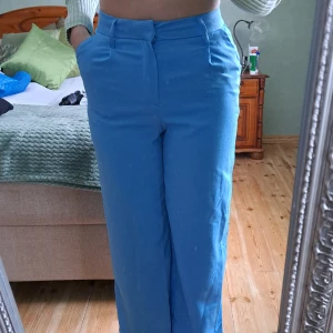 Blåa byxor  - Blåa byxor, köpta på H&M använts 1 gång.   Skriv vid intresse💕