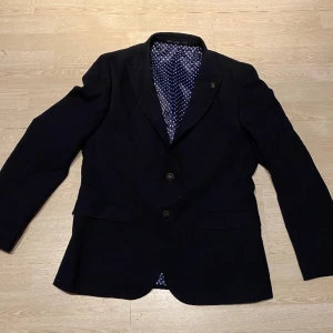 Dressman Kostym - Säljer en snygg kavaj grå dressman. Inga hål skador eller fläckar och i riktigt bra skick.  Kolla gärna in mina andra annonser🤩  Fraktas inom 48h📦📩