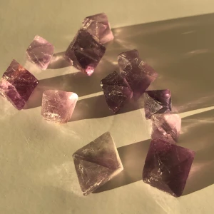 Flouritoktahedrar  - Ganska små lila flouritoktahedrar. 10-15 kr beroende på storlek. Skriv om du har frågor eller vill ha fler bilder:)