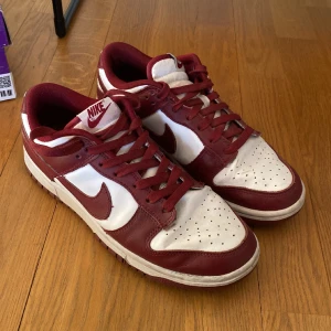 Nike dunk low ”team red” - Dunks som inte används längre. Storlek 40, defekter finns därav priset. Skriv privat för mer info, köpte för ca 2 000kr (priset går att diskutera)
