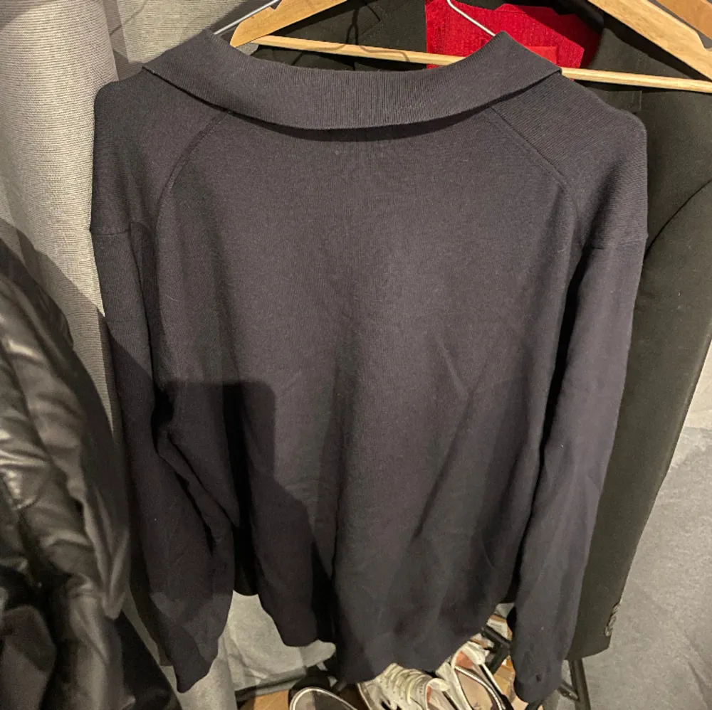 Säljer denna riktigt snygga tröjan från Massimo Dutti då den inte kommer till användning! Tröjan är använd men fortfarande i ett riktigt bra skick, pris kan diskuteras vid snabb affär!. Stickat.