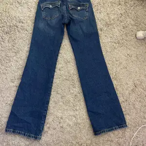 Ett par Levis jeans blå Lågmidjade, säljer för att dom har blivit för små för mig. Använda runt 3 ggr. Nypris ca 1500kr