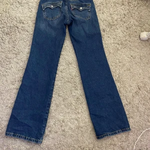 Levis noughties bootcut jeans - Ett par Levis jeans blå Lågmidjade, säljer för att dom har blivit för små för mig. Använda runt 3 ggr. Nypris ca 1500kr