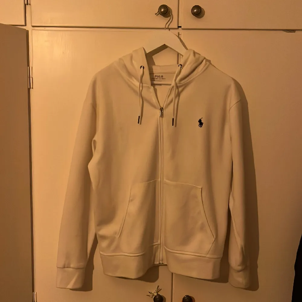 Hej , säljer min polo ralph lauren i perfekt skick inga defekter. Tröjan är köpt för 1700 men kommer inte till användning.Kom priv för fler funderingar.. Hoodies.