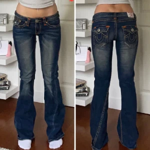 True religion jeans  - Säljer dessa super fina true religion jeans som tyvärr är för stora för mig💘 De är i super fint skick, innerbenslängden är 80 och midjemåttet rakt över är 35💕🙌🏼