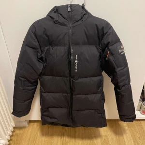 Sailracing jacka - Säljer en sailracing jacka i jättebra skick. Den är använd 3 vintrar men har tagits hand om väldigt bra. Den har inga defekter/fläckar. (Säljer åt min bror) Bara att höra av sig vid fler frågor😊