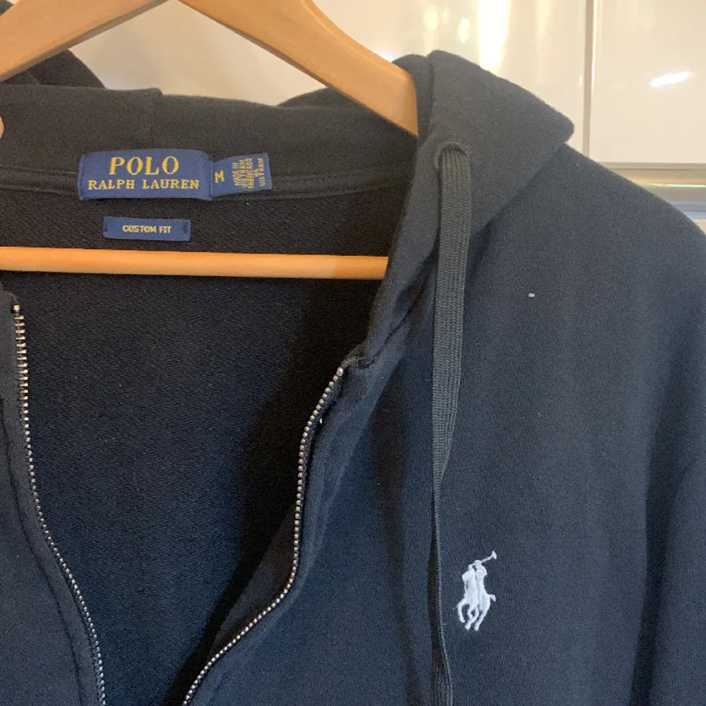 Säljer en Ny polo zip hoddie i Storlek M men passar även för det mesta i S, säljs pågrund av att den är förliten på mig och inte kommer till användning längre. Tröjan är i mycket bra skick . Hoodies.