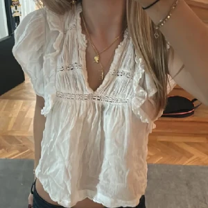 Neo noir vit blus💓 - Säljer min super fina blus ifrån neo noir❤️Endast testad och är då i nyskick🥂 Endast att kontackta och vid snabb affär så hade jag kunnat diskutera pris❤️