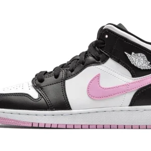 Air Jordan 1 Mid Arctic Pink - Skitsnygga jordan i förgen arctic pink, säljs då de inte kommer till användning, de är i storlek 36,5. Jättebra skick, vita och svarta skosnören medföljer plus box. Nypris ligger på cirka 3500, säljer för 1000 kr.