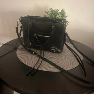 Väska  - Handväska i nytt skick från NA-KD med fickor inuti 