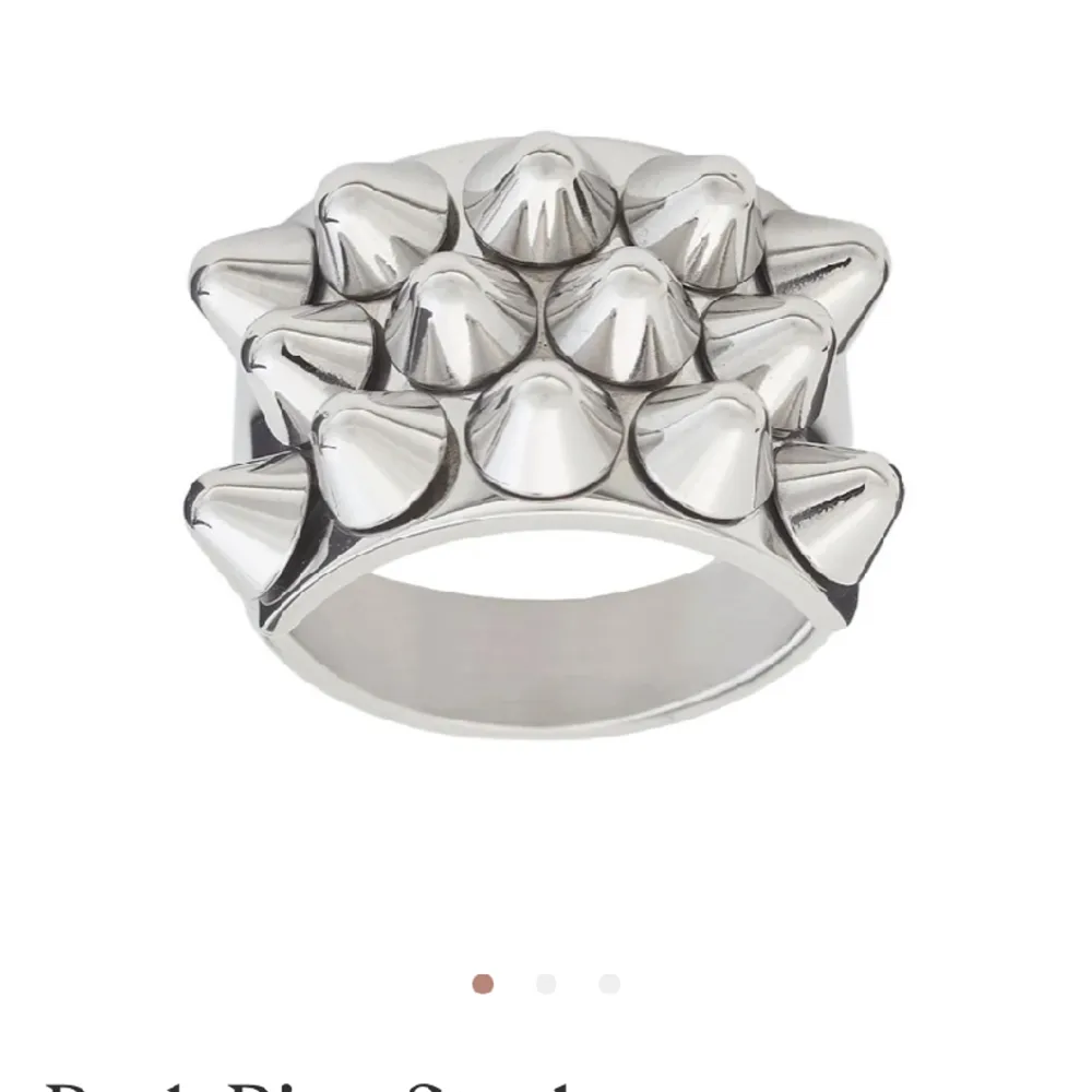 Säljer min Edblad ring som tyvärr inte kommer till användning!   Köpte för 400 men säljer för 200✨. Övrigt.