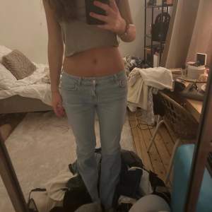 Skit snygga Zara jeans som passar mig som är 171. Väldigt nice par jeans som köptes i somras och inte är använda mycket:) Skriv för fler bilder❤️