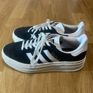 Adidas Gazelle Bold - Svarta Adidas Gazelle Bold i storlek 38 endast använd en gång och som i nyskick! Kan mötas i Sthlm eller frakta.