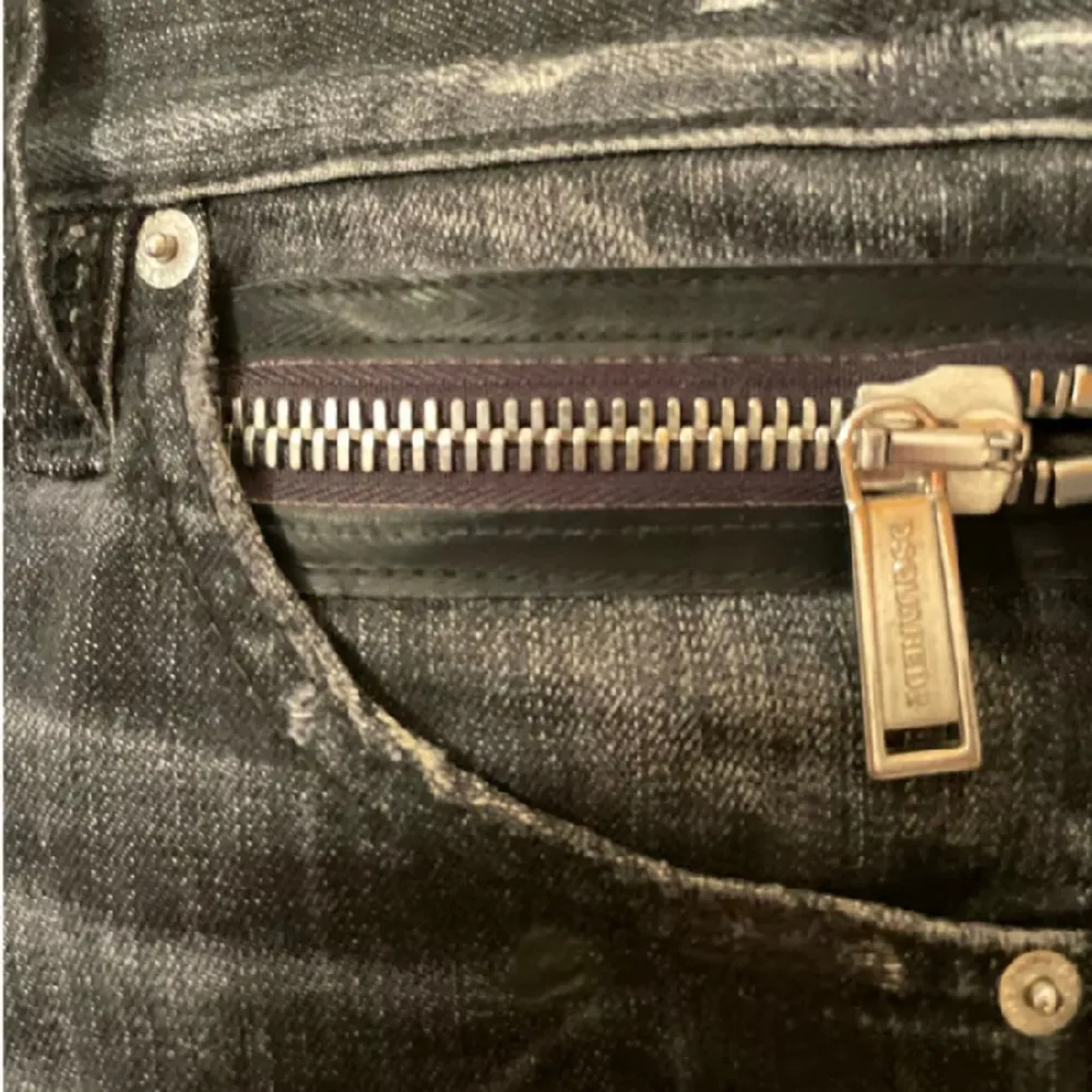 Hej säljer dessa unika Dsquared2 jeans då de inte använda lika mycket längre. Kommer med extra knappar. Dessa är köpta på Vestiaire Collective för 4k. Vid snabbaffär kan pris sänkas . Jeans & Byxor.
