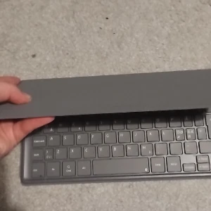 Rent Tangentskal/Galaxy Tab A7  - Säljer detta Galaxy Tab A7 tangentskal som tillhör skalet, funkar bra, nästan aldrig använt det. Om jag hittar skalet om man inte redan har kan man frivilligt få med det för 40:-, frakt är gratis och kan även gå med på prissänkning om de behövs! :))