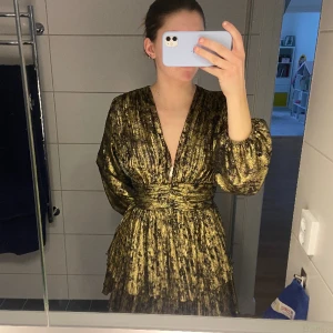 Klänning  - Säljer min klänning från zara som är använd 1 gång. Jätte fint skick och inga tecken på användning. Storlek M men passar S (jag är mellan s och m). 