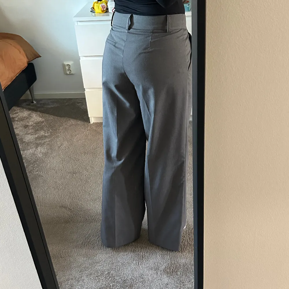 Jättesnygga kostymbyxor från Gina Tricot, lite oversize ska dem vara i modellen men har blivit lite för små för mig, för vill ha dem större.. Jeans & Byxor.