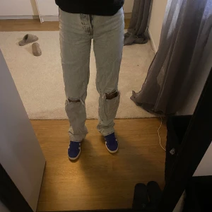 Bikbok jeans stl 24/32 - Ljusblåa jeans från bikbok med hål. 