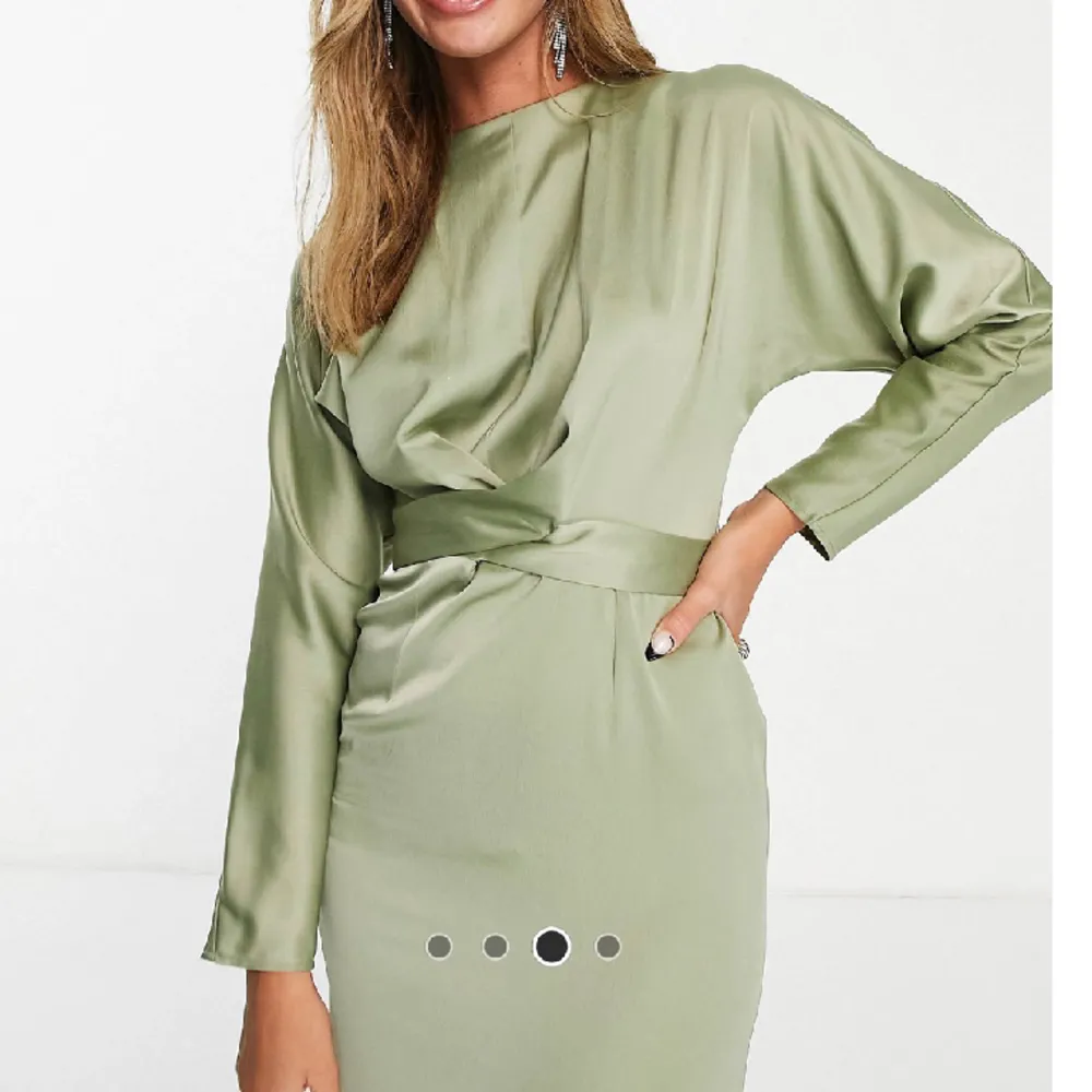 Hej! Säljer denna jätte fina olivgröna klänningen för 500kr, nypris 1000kr. Klänningen är använd 1 gång och är i helt ny skick, inga fläckar eller märken. Jätte fin till bröllop, student mottagning, examensfest, andra event. Är du intresserad hör av dig💕. Klänningar.