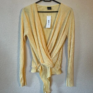 Fin body - Gul fin body från Gina Tricot som tyvärr inte kommit till användning, lapparna kvar 💛