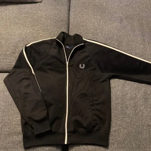Fred Perry tröja - Säljer då jag inte använder och har då mer användning för lite stålar, inga hål i tröjan, storlek M. Den är väldigt mörkblå och inte svart