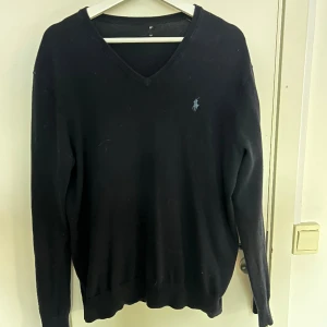 Polo Ralph Lauren  - Jättefin tröja, 2 små hål som inte syns när man har på sog tröjan, annars som ny!