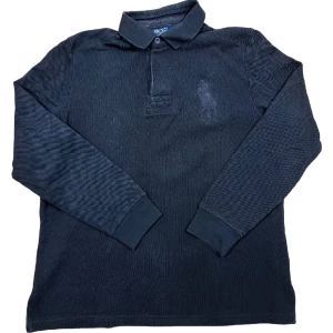 Ralph Lauren Rugbytröja - Svart polotröja från Ralph Lauren, bra skick! Storlek L, ställ gärna frågor 