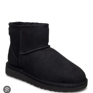 Uggs - Säljer mina svarta låga uggs då jag fått ett par andra. Dem är i bra och fint skick. De är äkta. Kan diskutera pris så skriv privat vid mer information. Är inte öppen för byten❤️ 