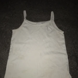 Vitt nattlinne - Ett nattlinne som är från Zara i storleken 120 som passar mig som har storlek  XS. Pris kan diskuteras 💗PS har fläckar som inte syns så mycket.