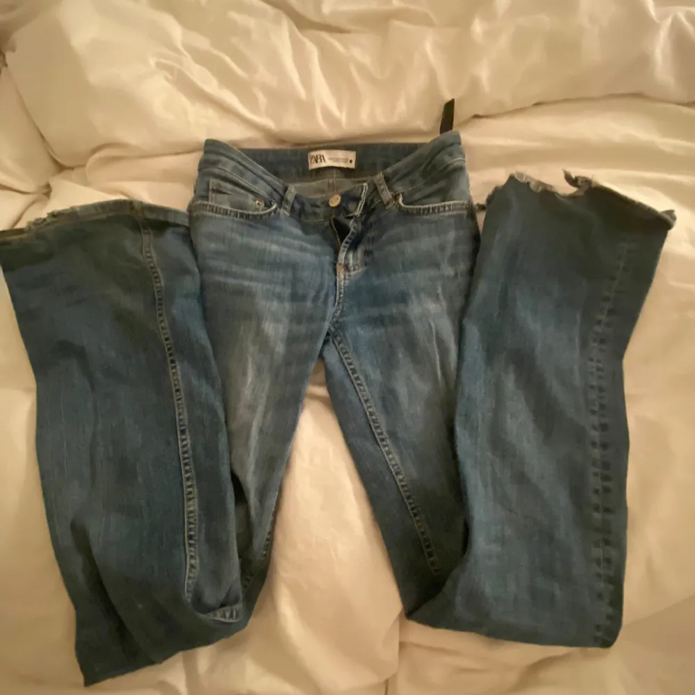 Jättefina jeans från zara, säger pg ingen användning. Tror jag köpte för 400kr 💘 inget fel med dom förutom att de är slitna på slutet av jeansen (finns fler bilder kom privat) . Jeans & Byxor.